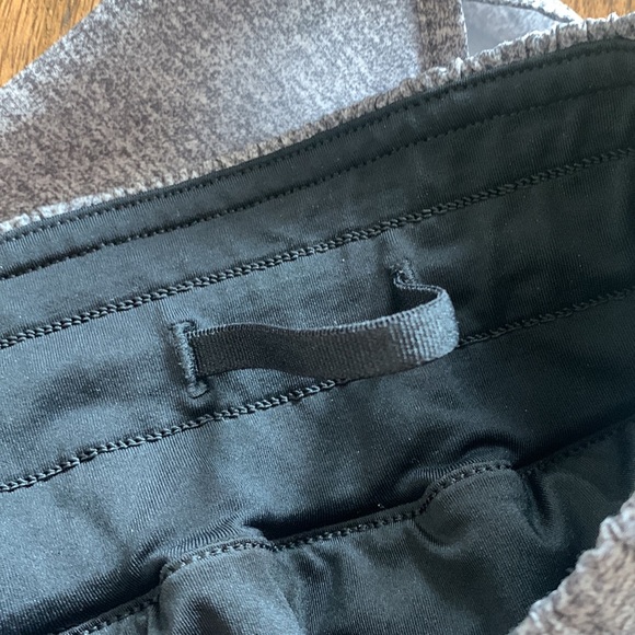 Lululemon gray shorts size 6 - Picture 5 of 5